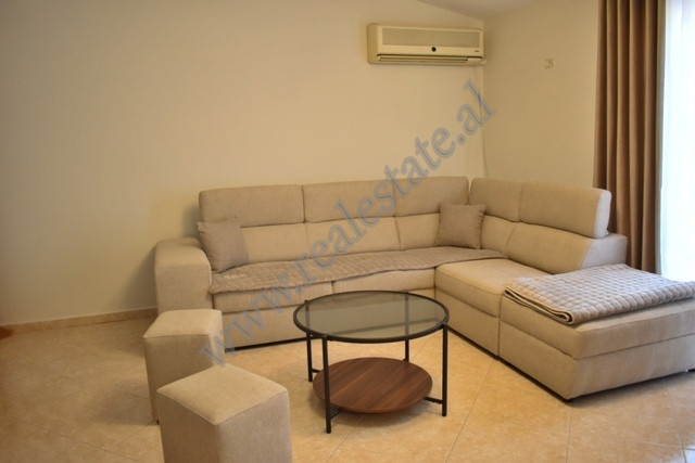 Apartament 2+1 me qira ne rrugen e Kokonozeve prane Universitetit Europian ne Tirane.
Ndodhet ne ka